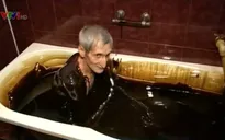 Kỳ lạ tắm thư giãn bằng... dầu thô