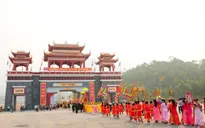 Hàng vạn du khách về dự khai hội Tây Thiên