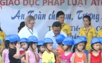 Sinh viên tặng mũ bảo hiểm cho học sinh