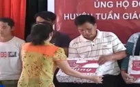 Tặng quà cho các gia đình bị thiệt hại do lũ lụt tại Điện Biên, Quảng Ninh