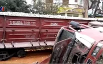 Tàu hỏa tránh xe tải chở đá, 5 toa bị lật