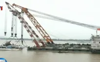 Trung Quốc nâng tàu bị lật trên sông Trường Giang