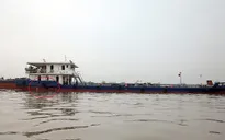 Sà lan đâm thủng tàu vận chuyển xăng