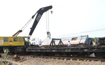 Tai nạn đường sắt ở Quảng Trị: Huy động xe cẩu 100 tấn lưu thông đường