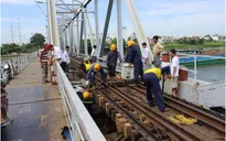 Sà lan đâm cầu Bình Lợi, giao thông đường sắt tê liệt