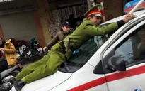 Taxi liều lĩnh chạy ngược chiều, hất chiến sỹ cảnh sát lên nắp capo