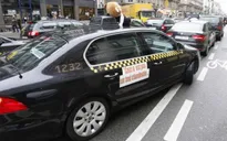 Lái xe taxi Pháp phong tỏa giao thông phản đối dịch vụ Uber