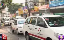 Taxi đỗ hàng dài tại TP.HCM gây ùn tắc nghiêm trọng