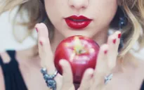 Taylor Swift vui mừng đồng ý đưa “1989” lên Apple Music