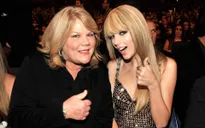 Taylor Swift viết tâm thư về bệnh ung thư của mẹ