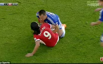 Chelsea dẫn trước Man Utd, Terry dằn mặt Falcao