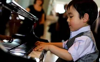 “Thần đồng” piano gốc Việt chơi nhạc ​Beethoven