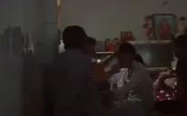 Kỳ lạ cách chữa bệnh bằng "nước thánh" của một thầy lang