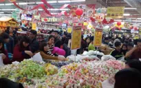 Thị trường hàng hóa sáng 30 Tết: Thực phẩm bình ổn, rau xanh tăng giá