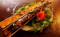 Thịt lợn đen nướng ống tre - Đặc sản tỉnh Lai Châu