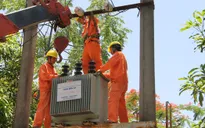 Thợ điện Hà Nội căng mình trong nắng nóng thiêu đốt