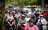 Thu phí bảo trì đường bộ với xe máy: Mỗi nơi một kiểu