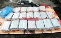 Lào Cai bắt 8 đối tượng, thu giữ 97 bánh heroin