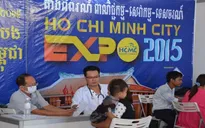 Bác sĩ Việt Nam khám bệnh, phát thuốc miễn phí ở Campuchia