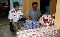 Thu hơn 1.000 gói thuốc lá lậu giấu trong 4 bao thức ăn chăn nuôi