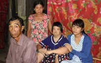 Thương bé lớp 9 một mình chăm cha ung thư, mẹ xuất huyết não