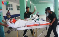 Đưa thuyền viên bị nạn ở Trường Sa về đất liền cấp cứu