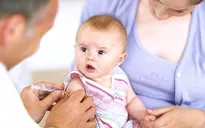 Australia: Cắt giảm tiền trợ cấp nếu không cho con tiêm vaccine