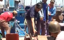 Tiếp nhận ngư dân Philippines gặp nạn trên biển
