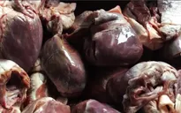 Hà Nội: Bắt giữ lượng lớn tim lợn mốc xanh ở chợ Phùng Khoang
