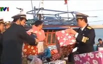 Bộ Tư lệnh Vùng 3 Hải quân tặng quà Tết tại đảo Cồn Cỏ