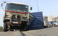 TP.HCM: Xe đầu kéo rơi container vì… đường lún