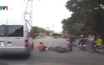 Bế con sang đường bất chấp luật giao thông