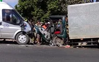 Xe khách đâm trực diện xe tải, 6 người bị thương nặng