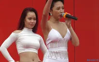 Tóc Tiên quyến rũ trong lễ khai trương Vincom với vũ điệu cồng chiêng
