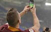 Fan Roma phát cuồng vì Francesco Totti selfie
