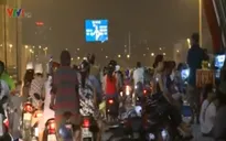 TP. HCM: Dừng đỗ, bán hàng gây mất an toàn giao thông trên cầu Bình Lợi