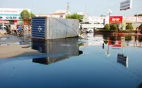 Bình Phước: Rơi thùng Container, hàng ngàn lít dầu điều thô tràn ra đường