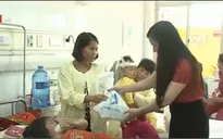 Tập đoàn Hương Sen trao quà Trung thu tại Bệnh viện Nhi Trung ương