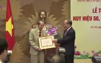 Đảng bộ Văn phòng Quốc hội trao Huy hiệu 50 năm tuổi Đảng