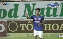 Văn Long chuyền bóng nguy hiểm về gôn, suýt khiến HAGL ôm hận