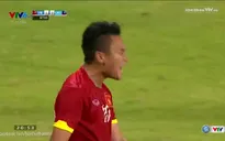 Phi Sơn qua người kỹ thuật đối mặt thủ thành U23 Lào