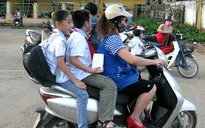 Hôm nay (10/4), xử phạt không đội mũ bảo hiểm cho trẻ em