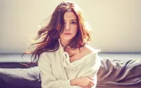 "Én nhỏ" Triệu Vy khoe vai trần quyến rũ