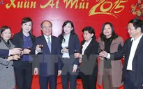 Chủ tịch Quốc hội Nguyễn Sinh Hùng chúc Tết cán bộ, nhân viên Quốc hội