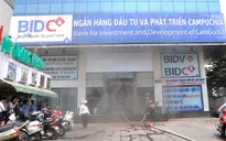 Hàng trăm người hốt hoảng sơ tán vì cháy tầng hầm ngân hàng