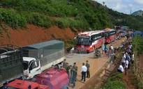 Tắc đường nghiêm trọng dài hơn 2km dưới chân đèo Sơn La