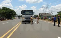 Bình Phước: ​Xe ben kéo lê xe máy hơn 30m, 1 phụ nữ tử vong
