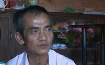 Bà con làng xóm tới chia vui với người bị kết án oan 17 năm tù