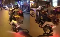 Ông bố trẻ vừa chở vợ con, vừa "bốc đầu" xe kiểu tự sát