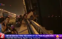 Hà Nội: Nguy cơ mất ATGT trên những cây cầu trong mùa nắng nóng